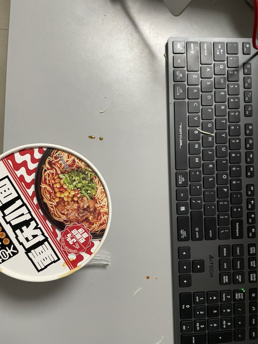 sutking's tweet photo. 合味道绝对觉到是唯一靠谱的方便面！这个傻逼莫小仙！辣油包根本撕不好，纯纯反人类设计！妈的傻逼再买！ https://t.co/sW8xzeygNT