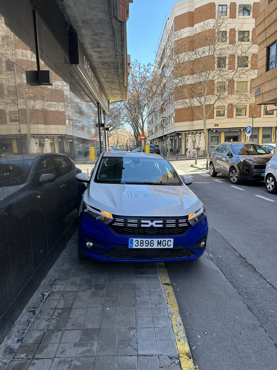 julgoncal's tweet photo. @sescamclm @AYTO_CIUDADREAL @PLCiudadReal092 Vale que son un servicio público especial muy importante, pero no me creo que este sea el mejor sitio para aparcar “sin molestar a nadie” https://t.co/2KLA6TzUZX