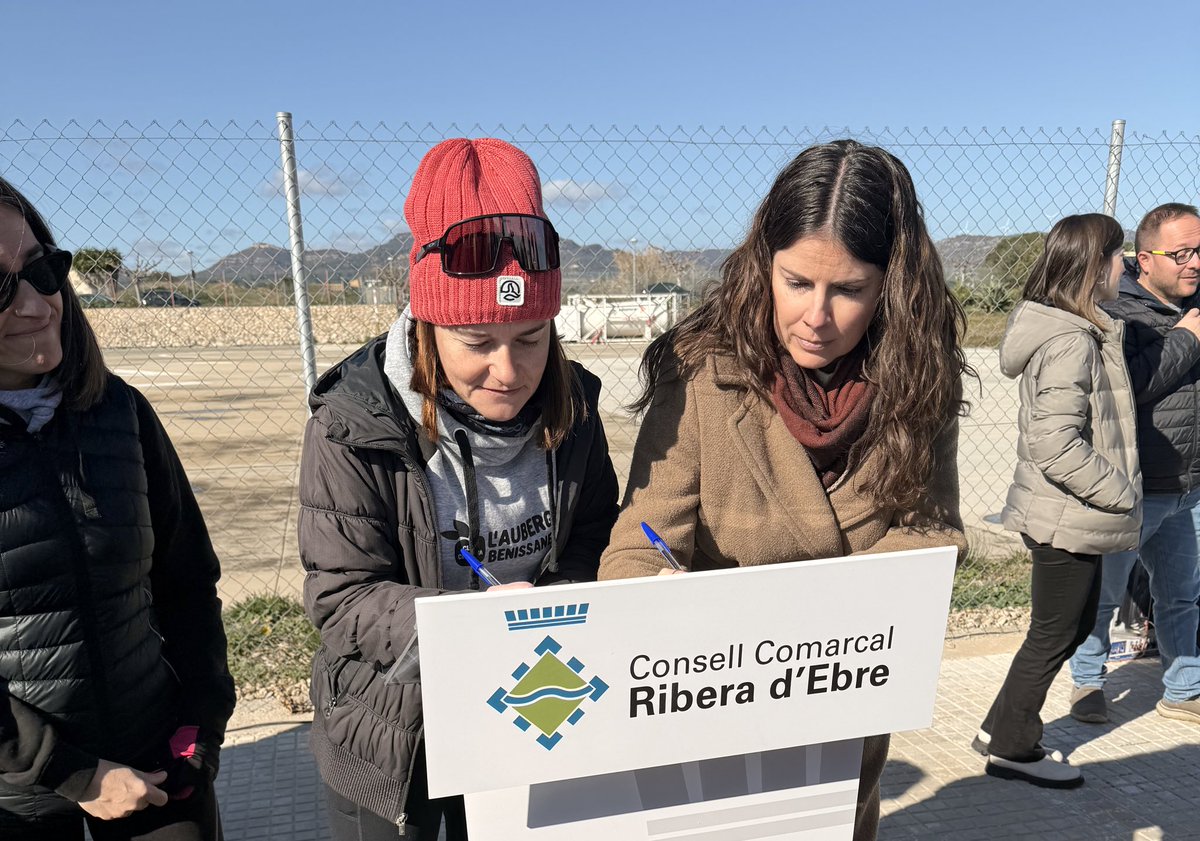Mònica Sales 🎗 (@mncsls) on Twitter photo A Móra d'Ebre, a la signatura del manifest que rebutja fermament el canvi d'ubicació de l'helicòpter.
Just en una setmana en què hem defensat la gestió de les emergències des de <a href="/JuntsParlament/">Junts Parlament</a>, el govern decideix que Pirineu i Terres de l'Ebre siguem ciutadans de segona! PROU! A Móra d'Ebre, a la signatura del manifest que rebutja fermament el canvi d'ubicació de l'helicòpter.
Just en una setmana en què hem defensat la gestió de les emergències des de <a href="/JuntsParlament/">Junts Parlament</a>, el govern decideix que Pirineu i Terres de l'Ebre siguem ciutadans de segona! PROU!