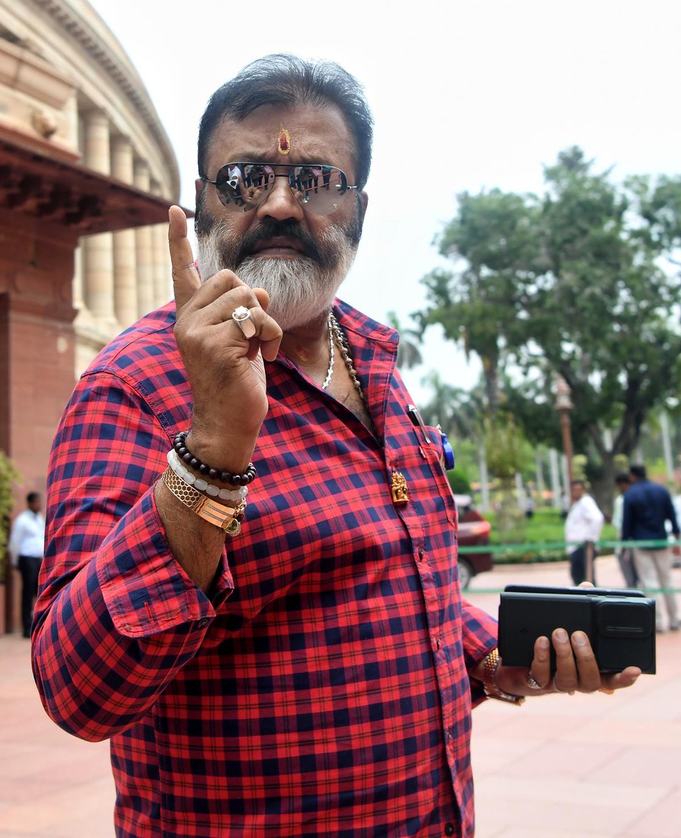 പെട്രോളിയം-പ്രകൃതിവാതകം വകുപ്പ് മാത്രം തന്ന് ഒതുക്കാമെന്ന് കരുതിയെങ്കിൽ തെറ്റി. ഉന്നതകുലജാതനാണ്. അതിനുപറ്റിയ വകുപ്പ് എനിക്ക് തരണം. ഗോത്രവകുപ്പ് എനിക്ക് വേണം. ഗോത്രവകുപ്പ് ഞാനിങ്ങെടുക്കുവാ. ജസ്റ്റ് ഡിസംബർ ദാറ്റ്. 🤣🤣🤣🤣🤣