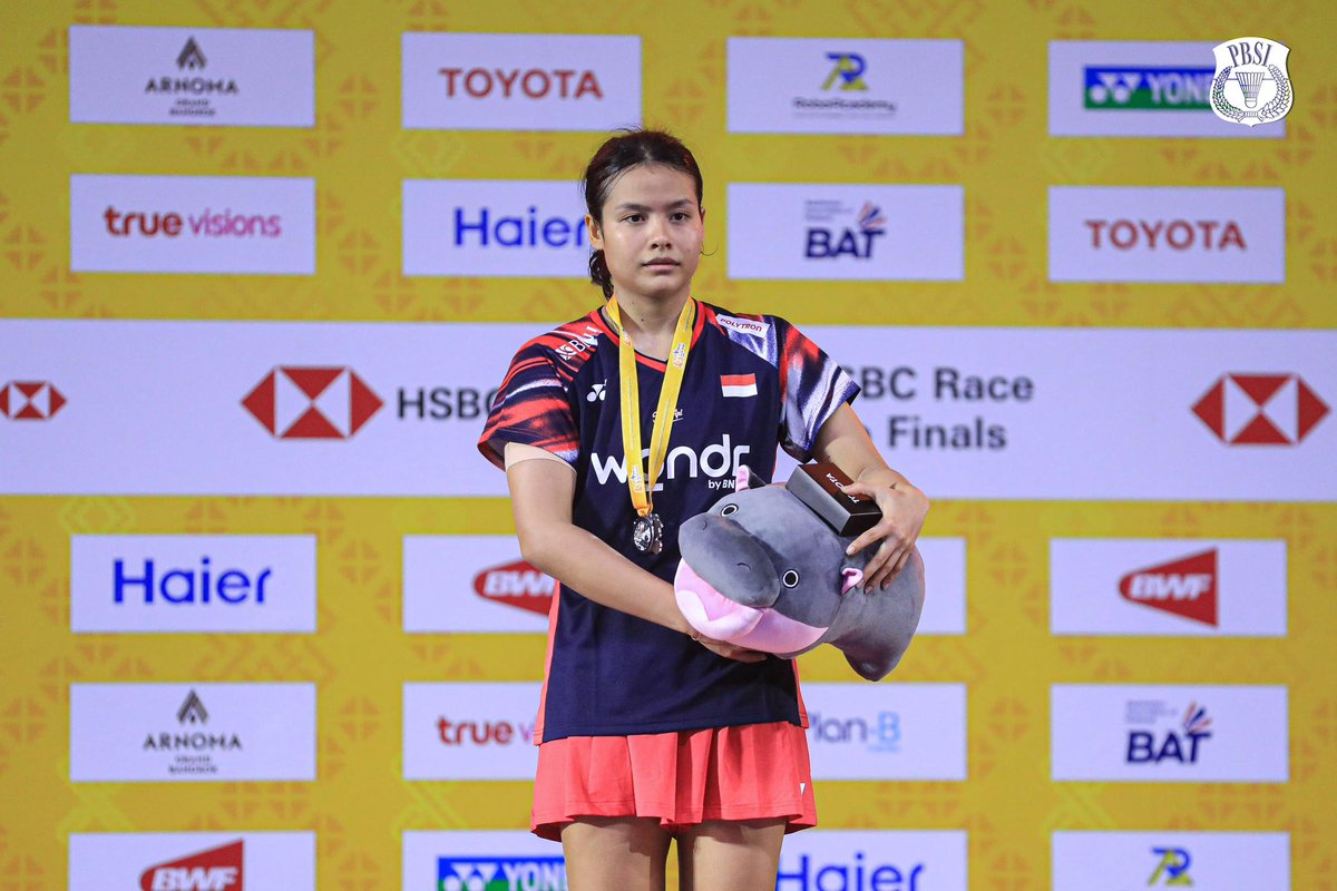 INABadminton's tweet photo. Podium sektor tunggal putri Thailand Masters 2025.

🥇 Pornpawee Chochuwong 🇹🇭 
🥈 Komang Ayu Cahya Dewi 🇮🇩

Selamat untuk keduanya.

#BadmintonIndonesia #ThailandMasters2025 https://t.co/6UmGA1JnIV