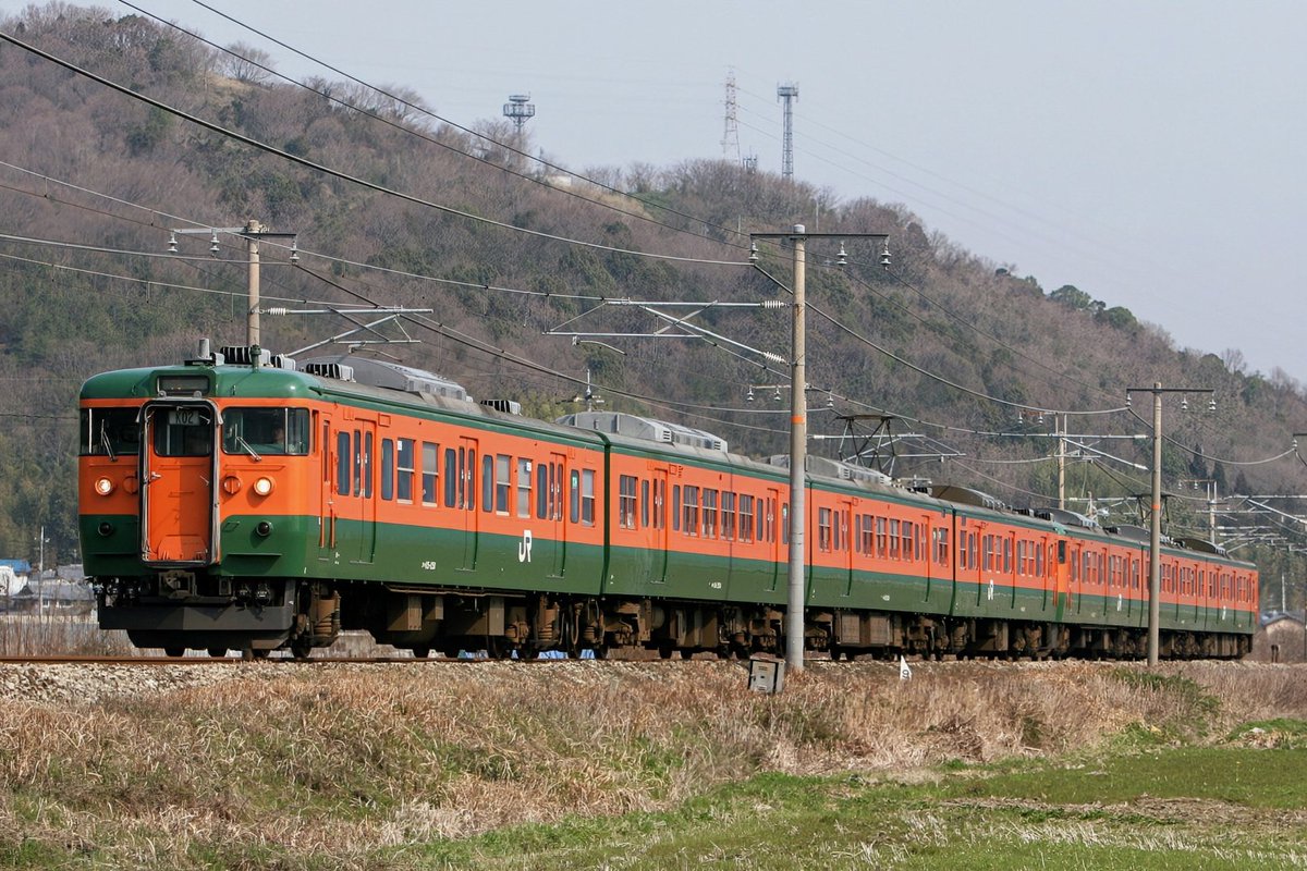 Tc103_846's tweet photo. ついに岡山から115系湘南色が去りましたが、20年程前は数多く見る事ができました。中でも3500番台組み込みのK編成(前4両)は、編成内でドア数が違うなど目立つ存在でした。また、乗る際には駅のホームで乗車位置に戸惑う、少し厄介な？編成でもありました(^^;
2005年4月 瀬戸-上道 https://t.co/BQC6vNC5eX
