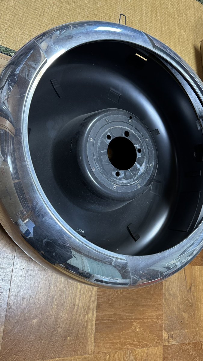 拡散希望

V9系V8系パジェロ
前期/中期用の背面タイヤカバーメッキタイプ
欲しい方いらっしゃいませんか？

直接引き渡しで格安でお譲りします。
使用歴はだいぶ有りますので傷や汚れなども多々有りますが…
純正新品だと85k円くらいしたと思います。