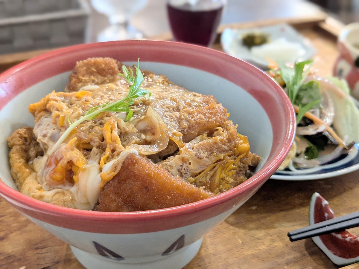 Pp1Zf1's tweet image. 買い物帰りの喫茶店。
最近、壁際の席が定番化してきてる😁
何となくお米ものが食べたかったので今日は丼物で。
注文後に来店されたお客さんが「いつもの」でオーダー。
自分の中での「いつもの」って何やろ?って考えたけど、決まっているのは外飲みの時の1杯目の生ビールしか思い浮かばなかった😅