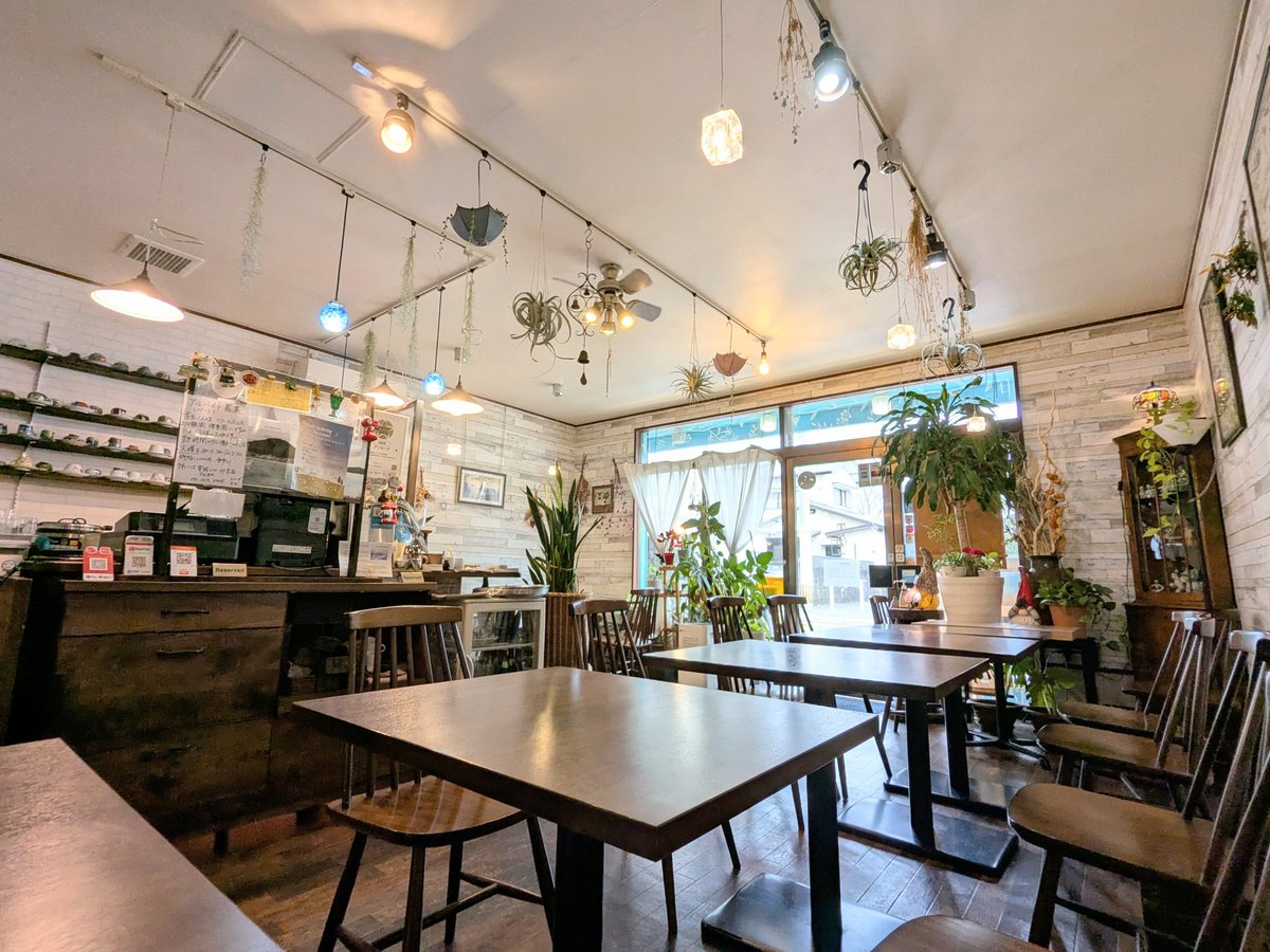 Pp1Zf1's tweet image. 買い物帰りの喫茶店。
最近、壁際の席が定番化してきてる😁
何となくお米ものが食べたかったので今日は丼物で。
注文後に来店されたお客さんが「いつもの」でオーダー。
自分の中での「いつもの」って何やろ?って考えたけど、決まっているのは外飲みの時の1杯目の生ビールしか思い浮かばなかった😅