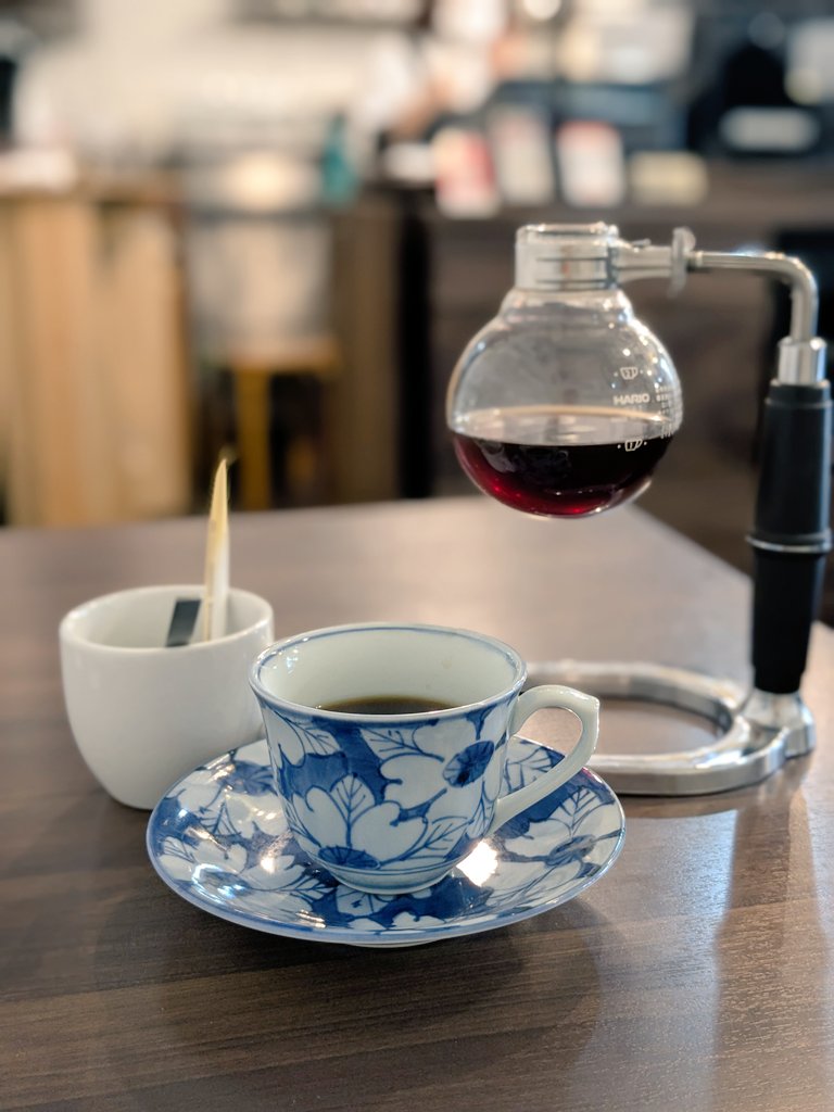 Pp1Zf1's tweet image. 買い物帰りの喫茶店。
最近、壁際の席が定番化してきてる😁
何となくお米ものが食べたかったので今日は丼物で。
注文後に来店されたお客さんが「いつもの」でオーダー。
自分の中での「いつもの」って何やろ?って考えたけど、決まっているのは外飲みの時の1杯目の生ビールしか思い浮かばなかった😅