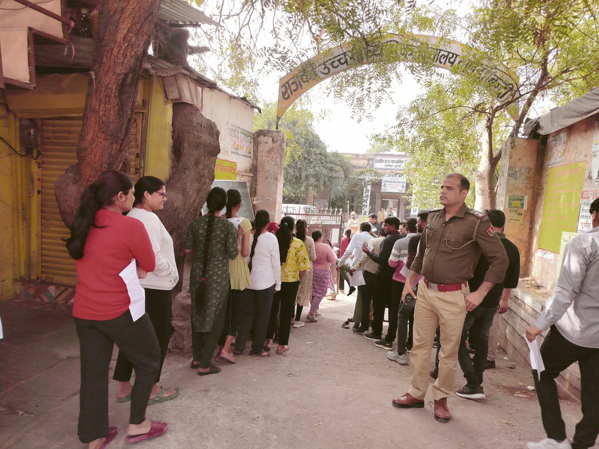 TheNagariMedia's tweet photo. #Bundi
#Talera : RAS भर्ती परीक्षा को लेकर तालेड़ा पुलिस प्रशासन अलर्ट मोड़ पर
पुलिस अधिकारी व प्रशासनिक अधिकारी परीक्षा केंद्रों का ले रहे जायजा, तालेड़ा में 192 अभ्यर्थी 2 परीक्षा केंद्रों पर अलग अलग 8-8
कमरों 24 -24 अभ्यर्थी दे रहे हैं परीक्षा, SP राजेंद्र मीणा के निर्देश और ASP उमा शर्मा के सुपरविजन में DSP हेमंत गौतम निगरानी में CI अजीत बगडोलिया मैं संभाल रखा है मोर्चा
#TheNagariMedia #BreakingNews @BundiPolice @jagdishprajapt3