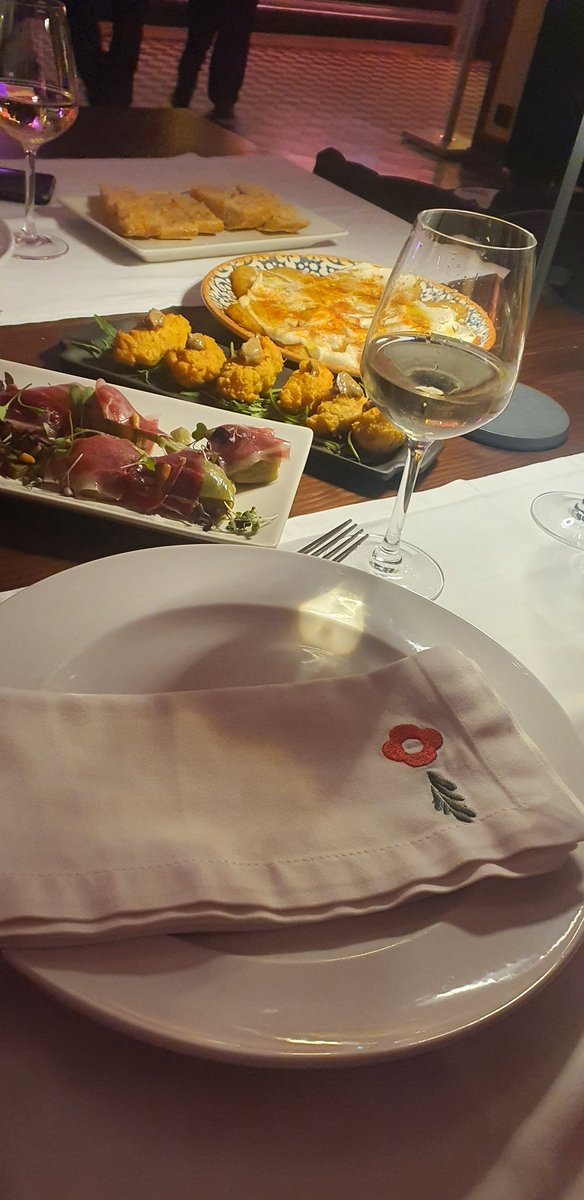 Anar a sopar a "La Coral" de <a href="/prodisterrassa/">prodis</a> és sempre un encert. Es tracta d'un projecte d'inclusió laboral per a persones amb discapacitat intel·lectual. 
Ahir al vespre, en Sergio ens va atendre fabulosament. Gràcies!
Cuina i lloc molt recomanable ‼️🍽😋