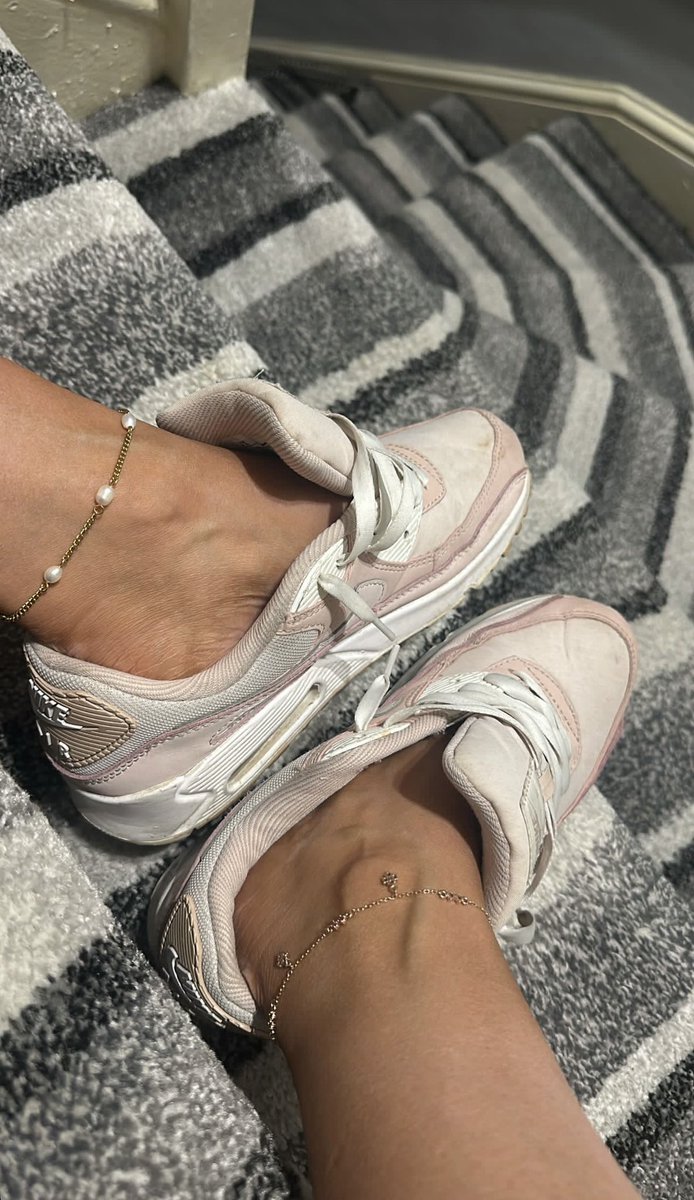 seanseanseanlin's tweet photo. 裸足穿鞋❤️

#穿鞋不穿襪 #不穿襪 #足控 #腳控 #sockless #feet #sexy https://t.co/2owyjxDRIT