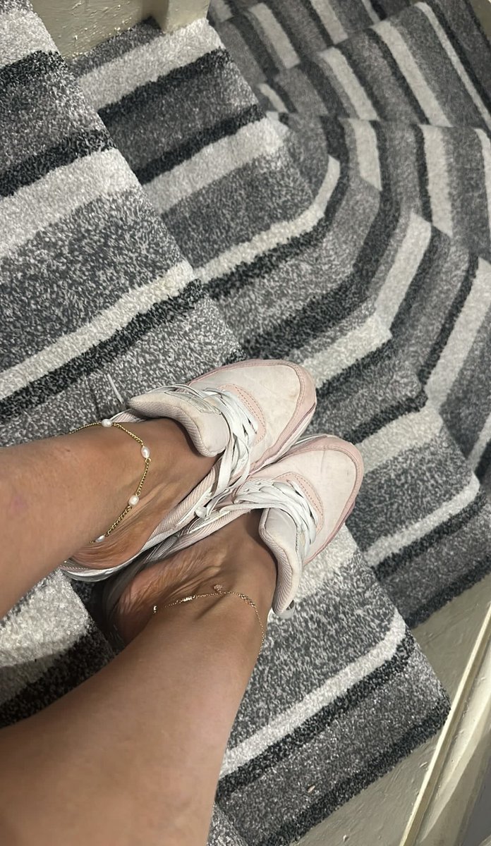 裸足穿鞋❤️

#穿鞋不穿襪 #不穿襪 #足控 #腳控 #sockless #feet #sexy
