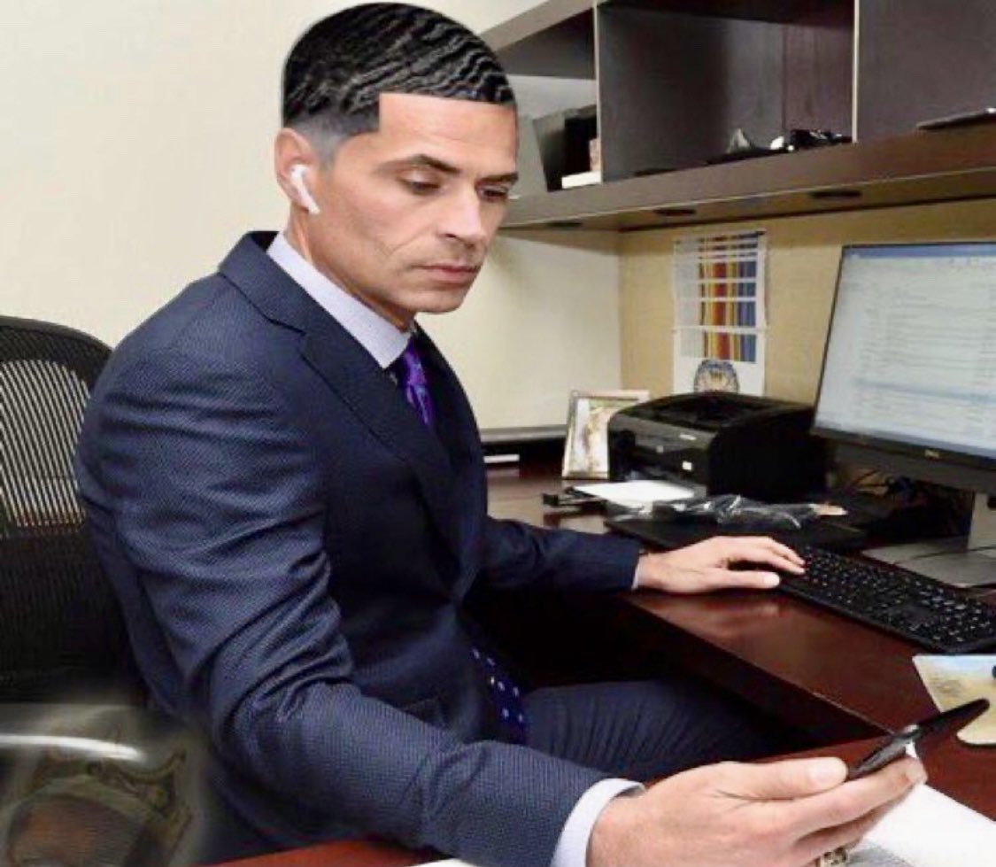 NBALakersReport's tweet image. AD: “I want a big”
Rob: “Well everything’s bigger in Texas”