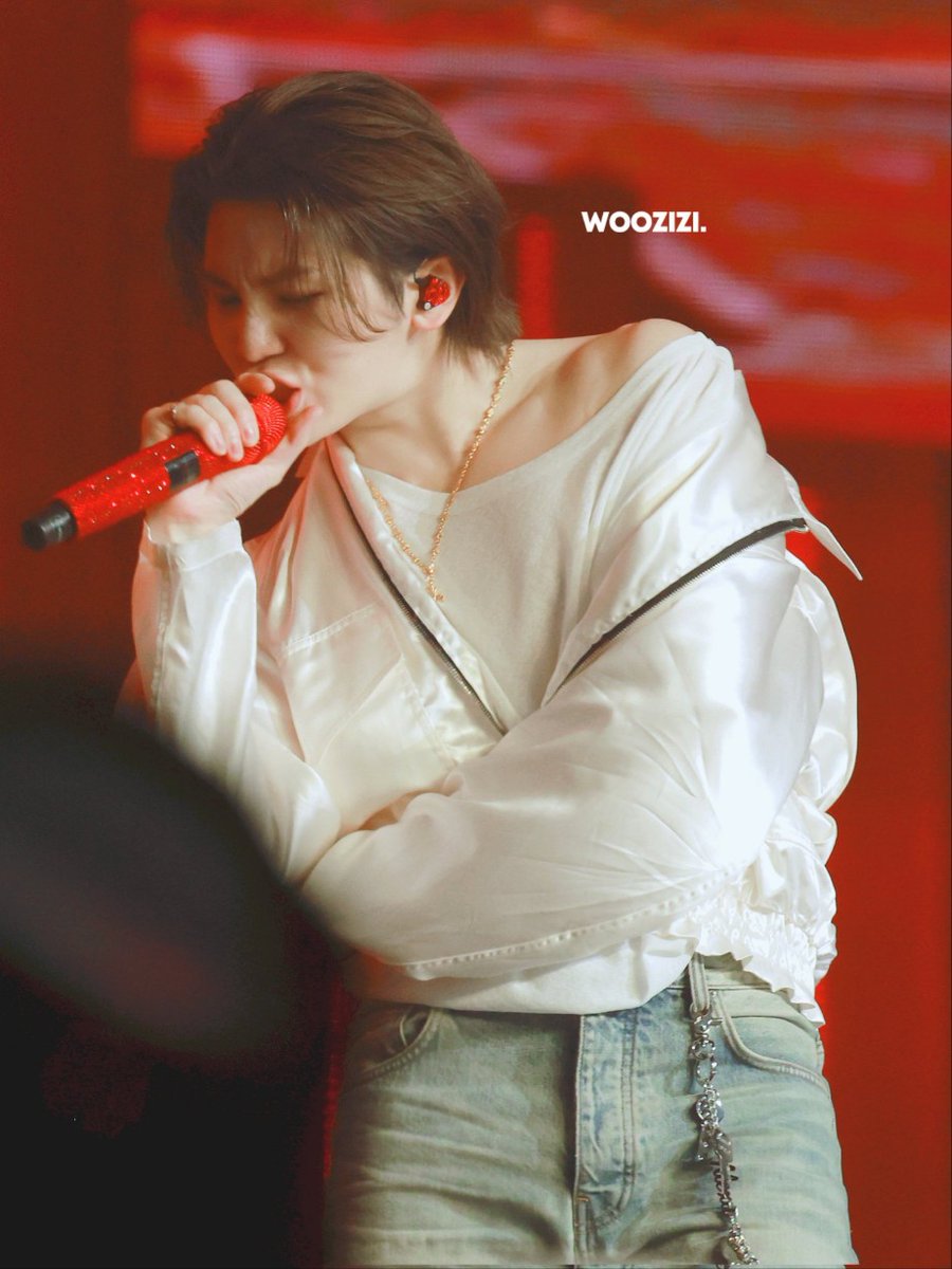 이우지 어깨 슬쩍 보여주는것 좀 보세요
유죄남임 진짜