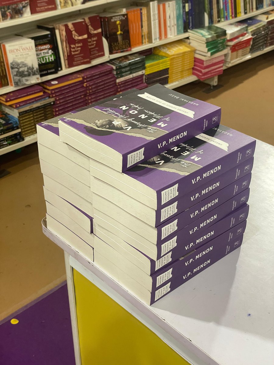 narayani_basu's tweet image. These were the only copies of The Unsung Architect left at Crossword Bookstore because the rest sold out too fast and that's honestly one of the best birthday gifts ✨