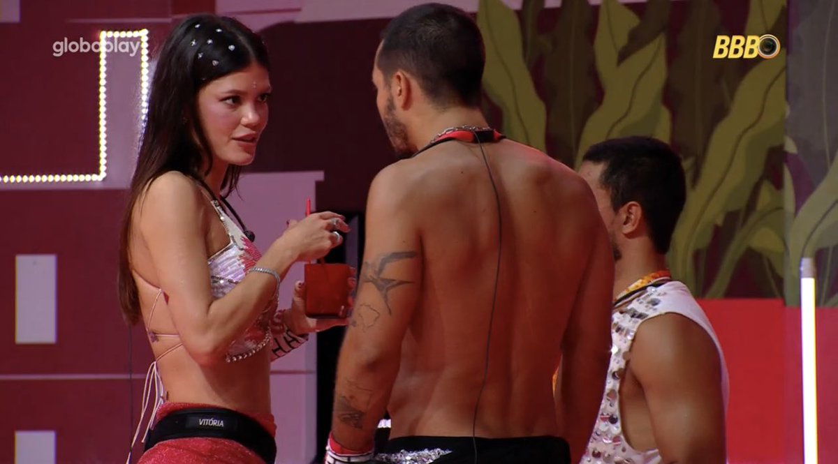 StradaVitoria's tweet image. Teus implicando com a Vi porque ela ainda não cortou o cabelo (da promessa) e falou que amanha vai pegar a tesoura e ele mesmo que vai cortar 😂🫣será que teremos uma surpresinha pela manhã? 🦩✈️

#BBB25 #TeamStrada #TeamTeus #ViTeus

Fotos: Reprodução/Globoplay