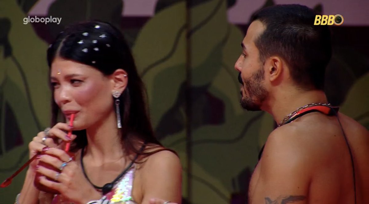 StradaVitoria's tweet image. Teus implicando com a Vi porque ela ainda não cortou o cabelo (da promessa) e falou que amanha vai pegar a tesoura e ele mesmo que vai cortar 😂🫣será que teremos uma surpresinha pela manhã? 🦩✈️

#BBB25 #TeamStrada #TeamTeus #ViTeus

Fotos: Reprodução/Globoplay