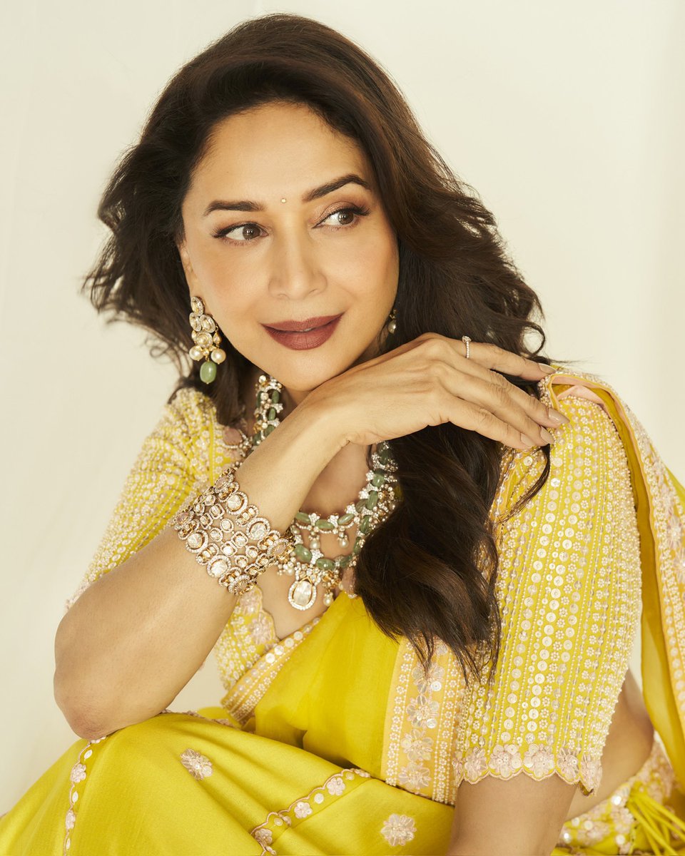 MadhuriDixit's tweet photo. नज़रों में कशिश, और अंदाज़ में नूर 💛👑 
#sunday #sundayfunday #photooftheday #photoshoot #yellow https://t.co/DKar64NzG7