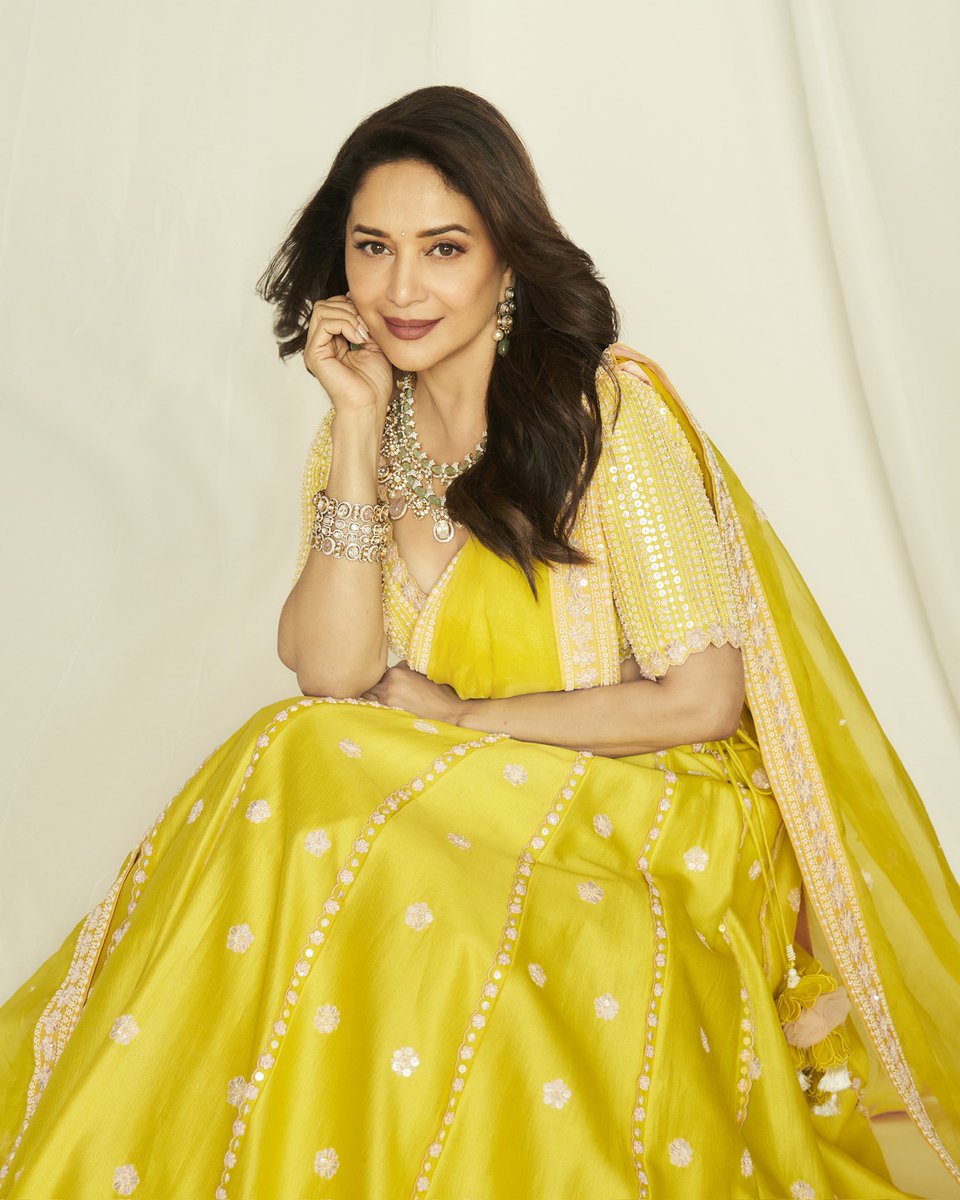MadhuriDixit's tweet photo. नज़रों में कशिश, और अंदाज़ में नूर 💛👑 
#sunday #sundayfunday #photooftheday #photoshoot #yellow https://t.co/DKar64NzG7