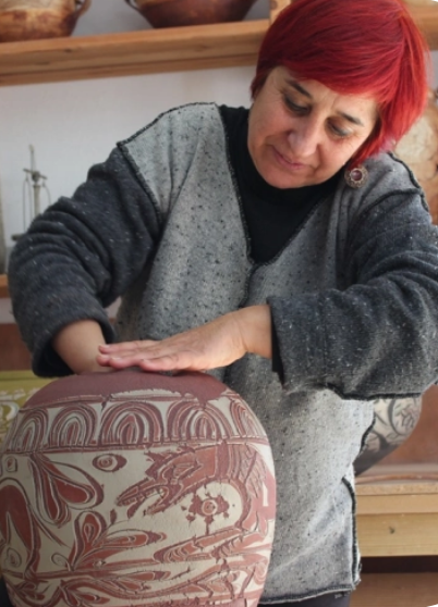 EbreXarxa's tweet image. a #xarxaebre parlem dels #Oficis #artesans
en època de #consum desfermat
xarxaebre.net/en-directe-xar…
a partir de les #12h #ENDIRECTE
amb 
Teresa-Marta Batalla Vidal #ceramista
Cinta Subirats i Magda Armengol del 
cdrmuseudelapauma.cat/worpre/