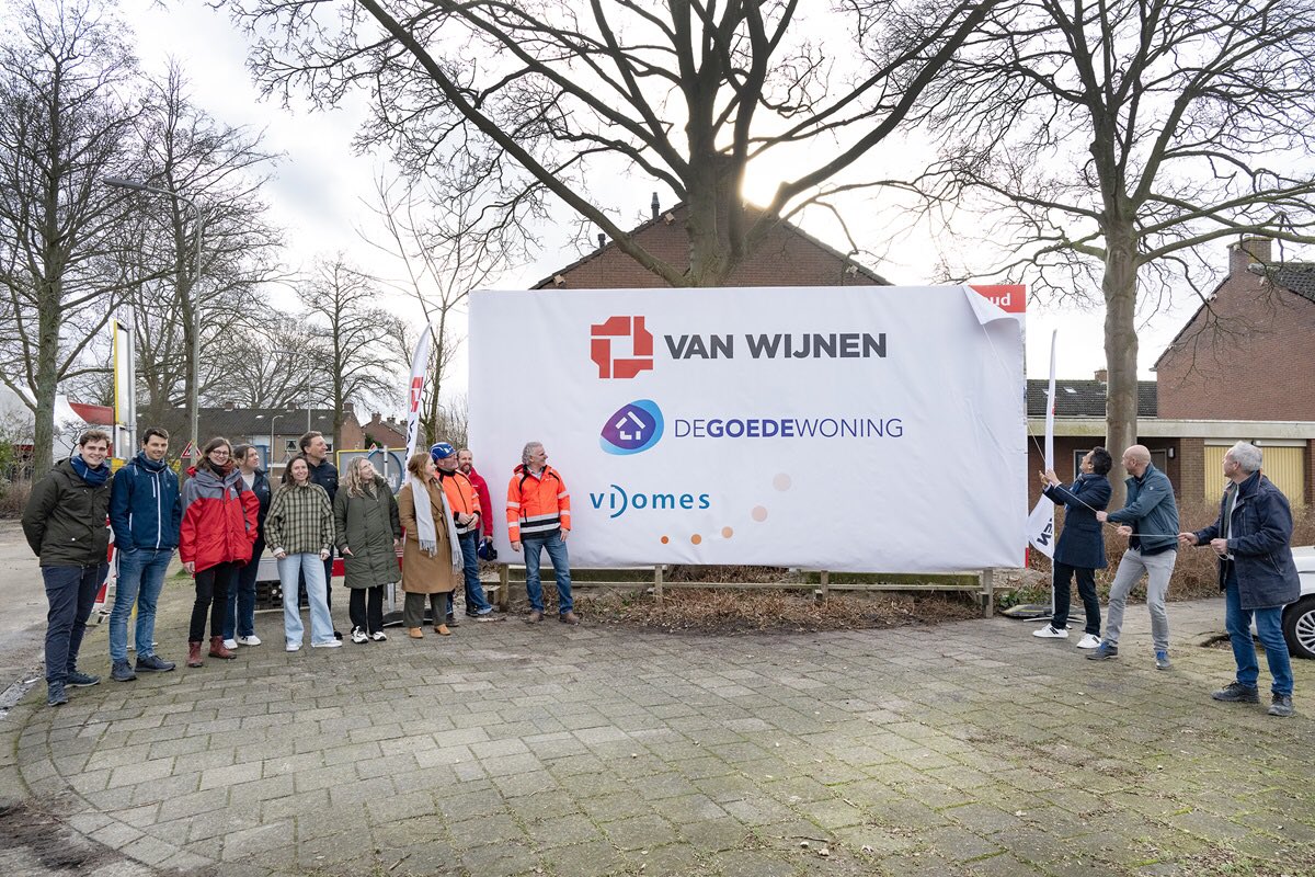 PeterHutten's tweet photo. Het officiële startmoment voor de verduurzaming van 70 woningen van @vidomes en 68 van @DeGoedeWoning in de Bergenbuurt in #Zoetermeer. Samen energie besparen, comfort verbeteren en wonen betaalbaar houden. Powered by de verduurzamers @VanWijnenGroep https://t.co/esYitQjvLK