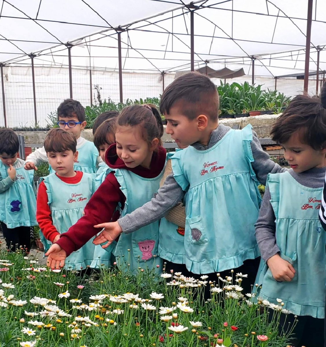 MIRËMËNGJES 🫶🏻

Dhe me duarartët e vegjël të Tiranës 👧🏻👦🏻, që mbollën lulen e tyre të parë 🌸, ju uroj një të diel të bukur! 🥰