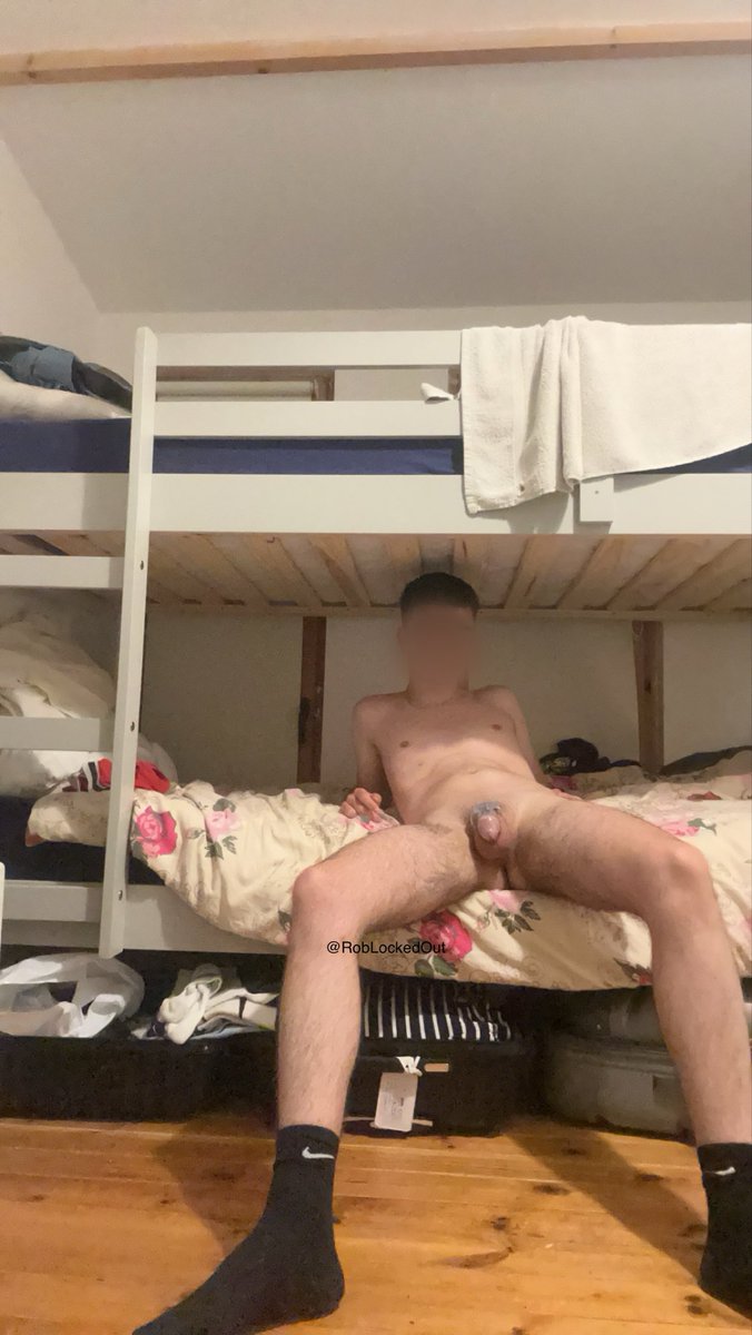 RobLockedOut's tweet image. On dort dans des dortoirs avec mes potes, ça me rend tellement horny 🥵 je kifferai trop qu’ils reviennent d’un coup dans la chambre, qu’ils m’ordonnent de les vider à genou et qu’ils me recouvrent de sperme 🤤 faites en sorte qu’ils voient ce post svp 🫣👀