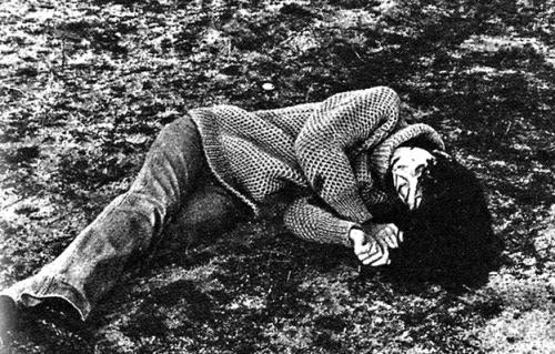 1. Ocurrió #TalDiaComoHoy de 1980, el #BVE (terrorismo de extrema derecha) secuestró, torturó y asesinó atrozmente a la estudiante Yolanda González de 19 años en #Madrid. Era miembro del partido socialista de los trabajadores (PST) y activista.

#CondenamosTODOSlosterrorismos