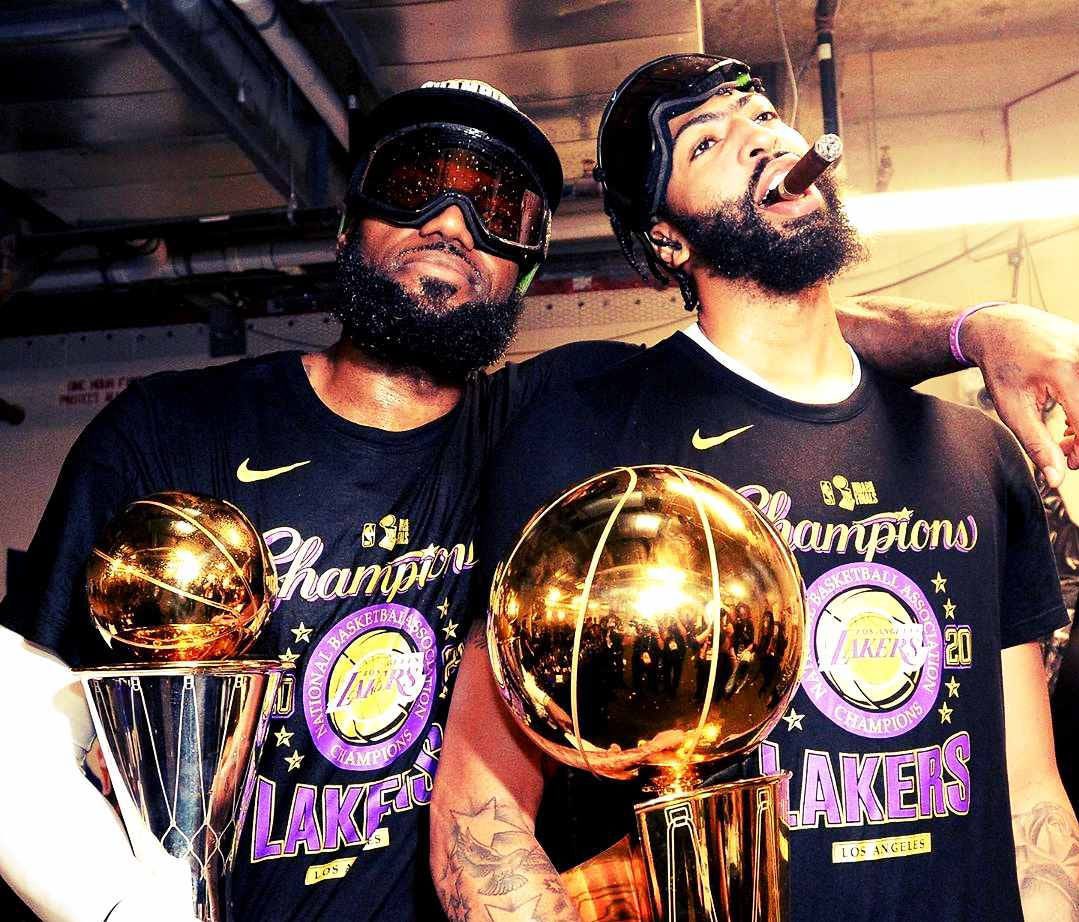 mattflyjr's tweet photo. Thank you for everything, Mr. Champion 👑 @AntDavis23 https://t.co/vzhMDPuqNZ