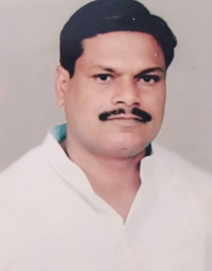 न जाने कितने चिराग़ों को मिल गयी शोहरत,
          एक आफ़ताब के बेवक्त डूब जाने से ,, 

लखनऊ विश्वविद्यालय की शान रहे हजारों लोगों को छात्र नेता बनाने का तथा लखनऊ विश्वविद्यालय का अध्यक्ष बनाने का जिसको श्रेय जाता है जिनकी पाठशाला से बहुत सारे अध्यक्ष बने।।