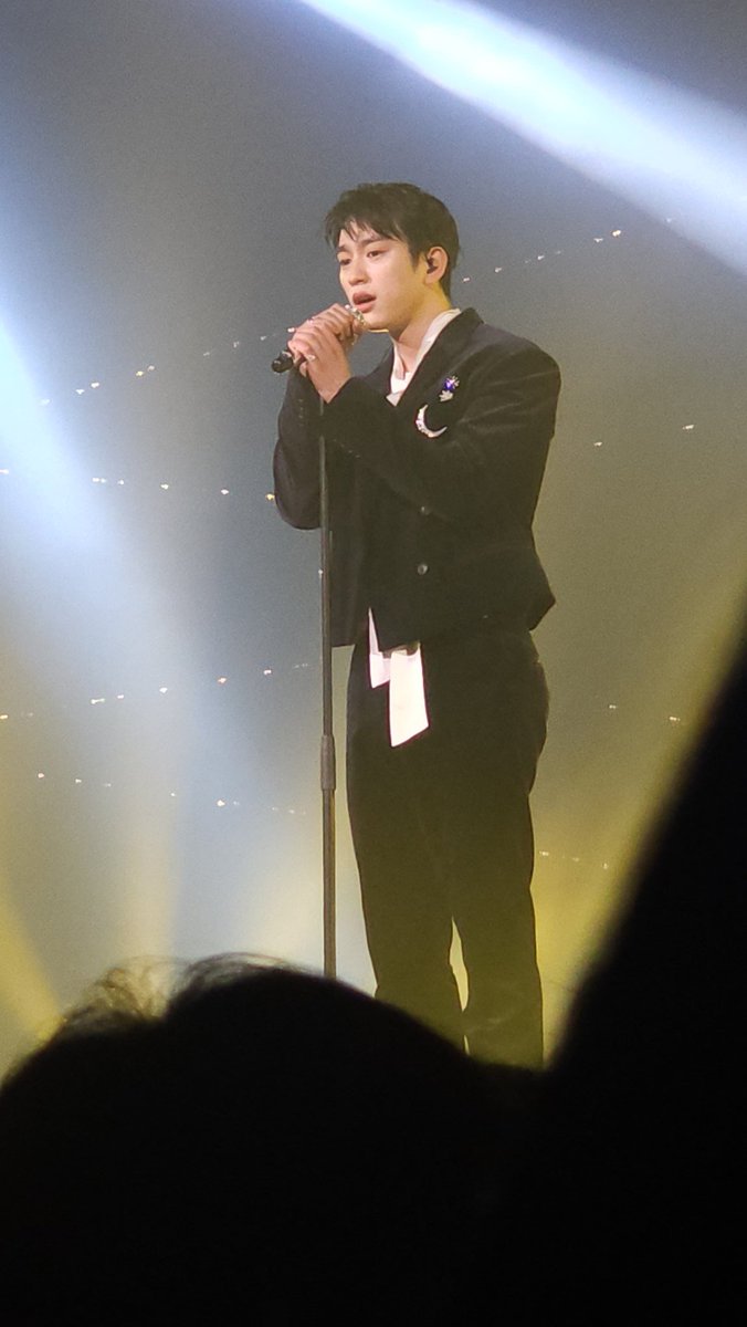 peach_boy922's tweet photo. 250201 NESTFEST Day3
@JINYOUNG 
#GOT7 #갓세븐 #GOT7_NESTFEST
#Jinyoung #진영 #박진영 
왕자님 강림하심👑 https://t.co/82tQsrFMCS