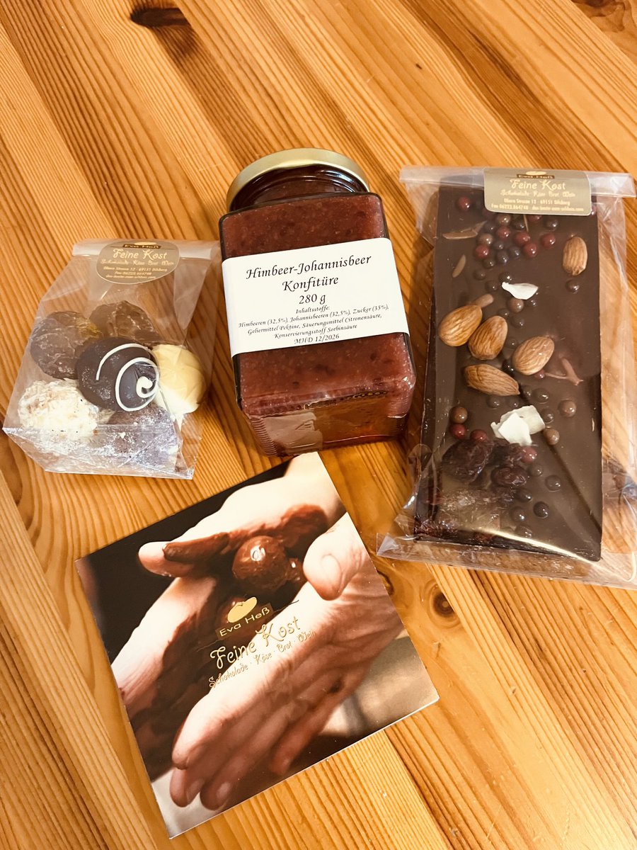 ChikaInaoka's tweet photo. おはようございます😃🇩🇪

昨日は近所のchocolatierが珍しく開いていたのでリンゴケーキとチョコ、ジャムを購入。
店主のEvaさんは素敵な方で、2階のカフェにある約150年前の楽器、100年前にお父様が購入したスタインウェイを弾かせていただいた。
こういう出会い最高！
#evahess 

よい一日を❤️😊♫🕊️ https://t.co/hnc6O5fX58