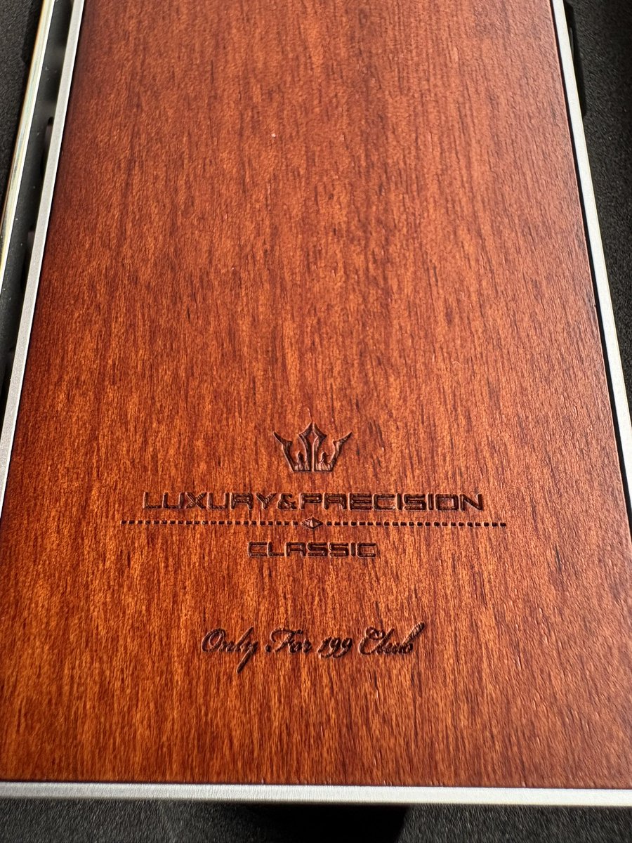 Yohji_N's tweet photo. 遅ればせながら
p6pro grayを下取りに
199Clubに仲間入りしました

付属ケースのレザーが想像以上にいい質感。スベスベで手に馴染む。
詳しくはないけどブライドルかな？名刺入れを買った時と同じ良い皮の香りがします https://t.co/vnjzUDMV23