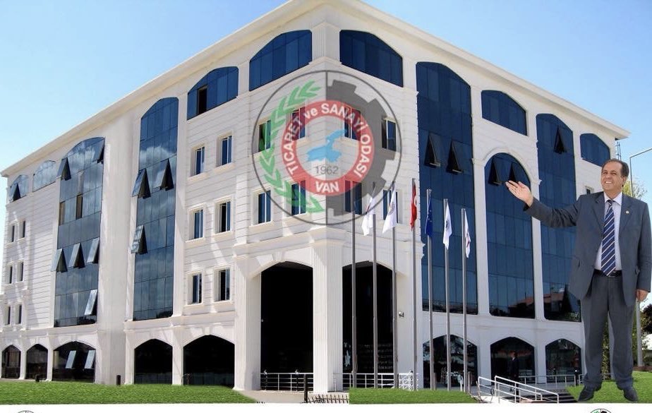 **“Van’da ne olursa olsun, önce izleyip insanları değerlendirmek, ona göre değer vermek gerektiğini düşünüyorum. Ancak bakıyorum ki, dün bu şehre gelenler, kısa sürede bambaşka bir havaya bürünüyorlar. Bu yüzden dikkat etmek lazım, dikkat!

1985 yılından beri Vanspor ile