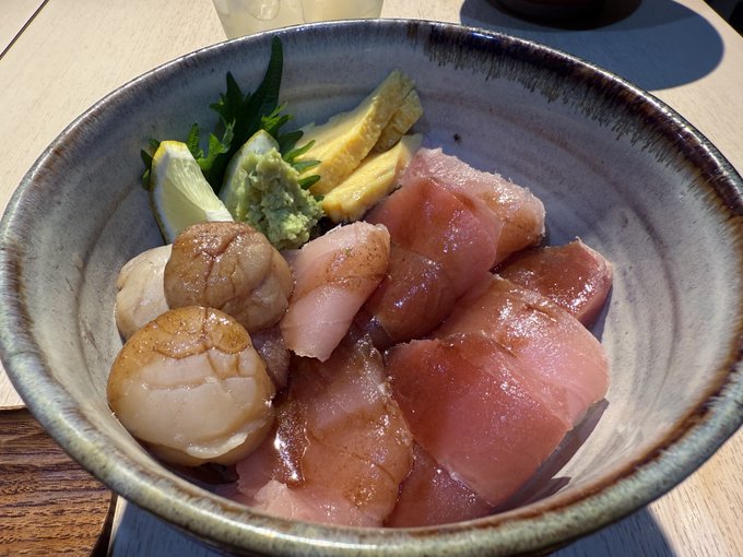 秋葉原の日本の特産品集めたお店の居酒屋兼ご飯屋さんの海鮮丼 普通に美味しかった 