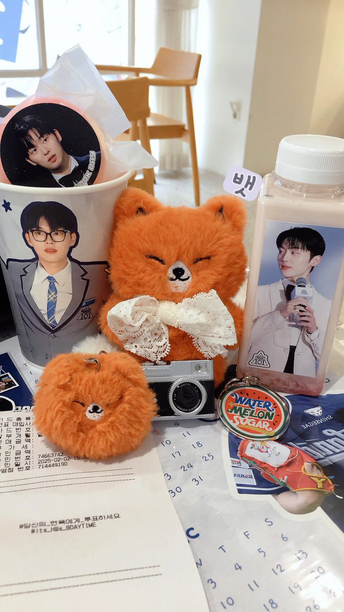 이대로 보내긴 아쉬워 생카 마지막날인 오늘은 친구도 데려왔어요😆🙌신나게 카페 구석구석 인증샷 찍어주고 투표도 완료⭕️(하이찬💜) 마지막으로 단체샷 완성😍진짜 정말 잘~놀다 갑니다🙇🏻‍♀️행복했어요🫶

#최현욱 #ChoiHyunWook
#당신의_현욱에게_투표하세요
#its_HWs_BDAYTIME