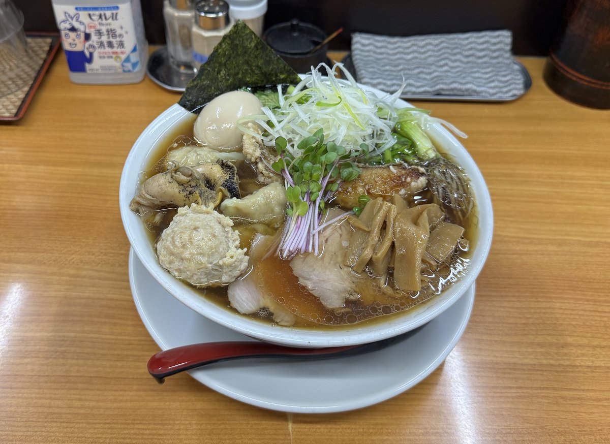 中華そば 半ざわ さんにて

黒ソイ出汁ラーメン🐟

半ざわさんの基本のスープにエッセンスって感じなのかな？
すごく飲みやすくて久々にノーマルメニュー食べたくなってしまった。

たーだ遠いんだ。