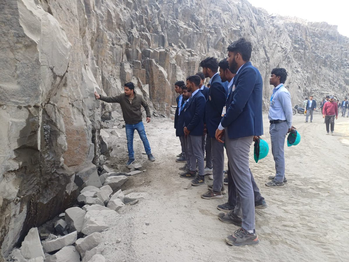 PakurPolytechn1's tweet photo. #Industrial_Visit
#NEP_2020
#Mining_Industry
#PakurPolytechnic
Students of Mining Branch visited Stone Mines to understand the practical approach of Stone Mining. https://t.co/EcsJ1QZ9Nj