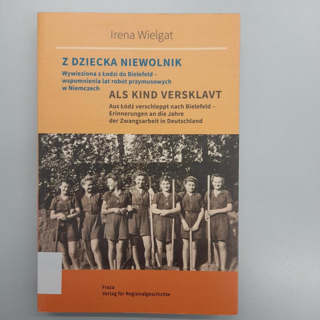 Stb_Bielefeld's tweet photo. Als Kind wurde sie nach Deutschland deportiert und musste in Bielefeld über Jahre Zwangsarbeit leisten; in diesem Buch erzählt sie von der Angst, dem Leid, den Menschen, die sie quälten und denen, die halfen und von der Zeit danach ...
#BielefeldBuch
https://t.co/39A9XdeDyv https://t.co/NhQnturaPa
