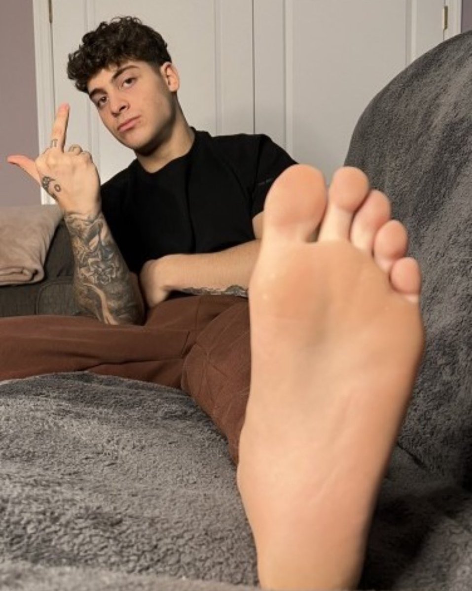 FeetGayBoy's tweet photo. 👣 #soles #pies #piesdescalzos #barefeet #malefeet #piesmasculinos #feet #feetlover #straightfeet #gay https://t.co/lrAjxTR84M
