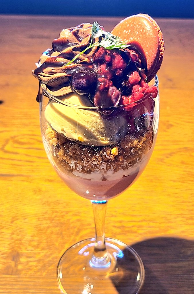 「やっぱりイチゴばかり食べてる仕事は少しだけ進展したので、この小さな波をうまくビッ」|樋口橘@「シャンピニオンの魔女」マンガparkで連載中🍄7巻発売中🍄のイラスト