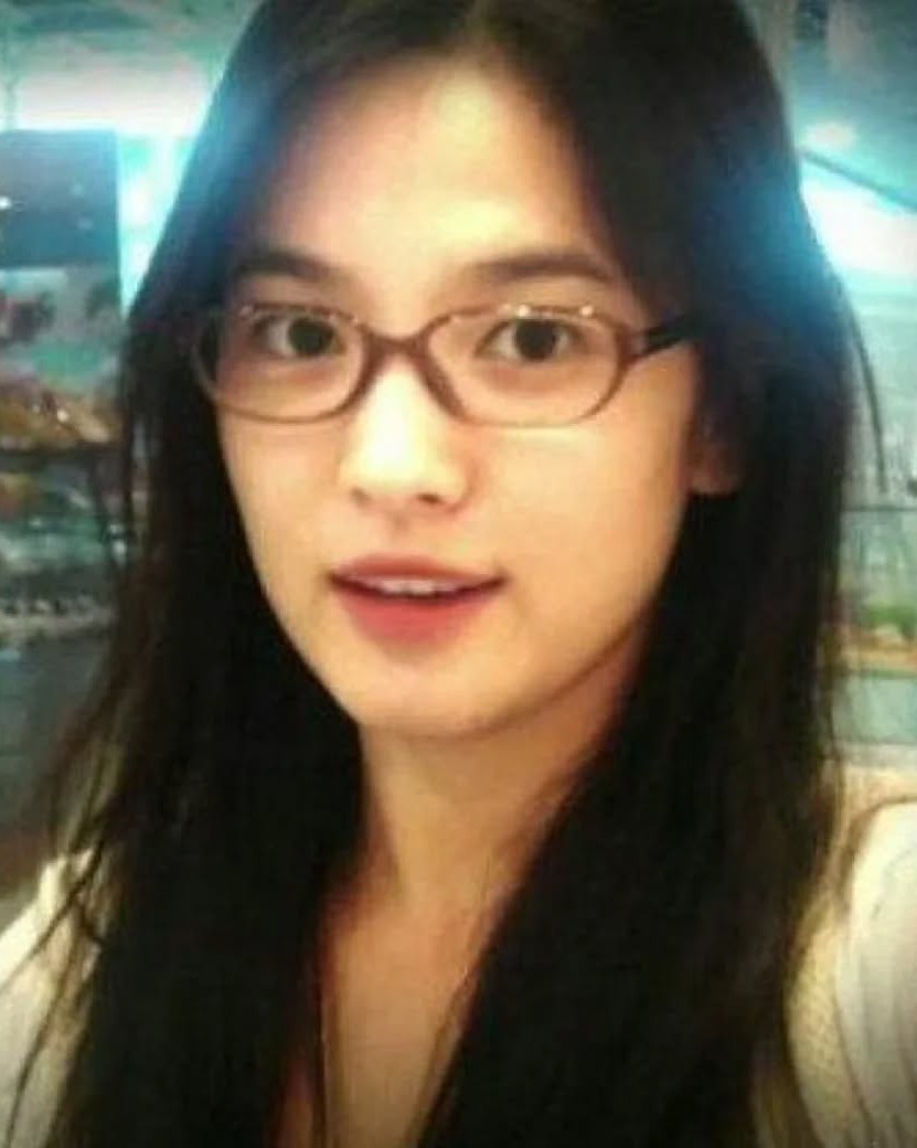 han hyo joo and song hye kyo are really sibling coded. I mean they really  look alike, image size:831x1040