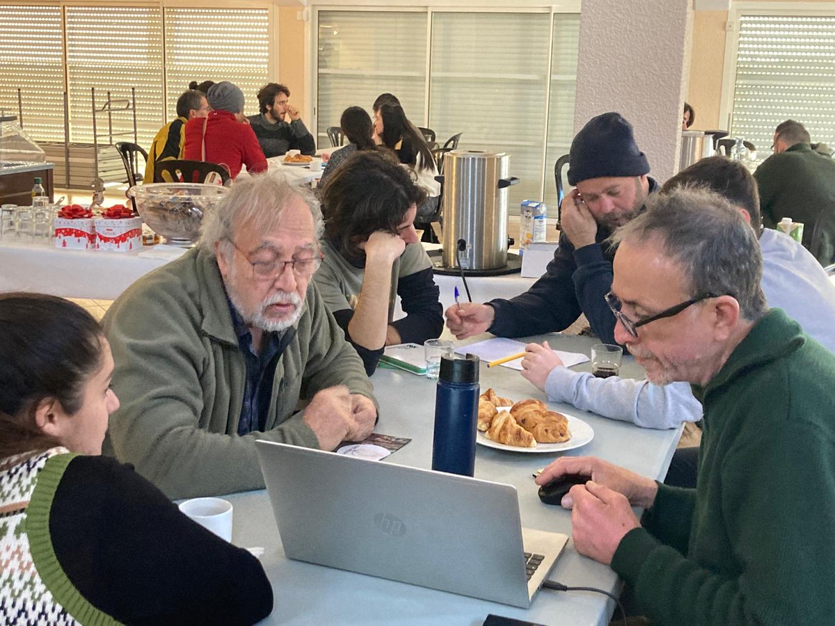 FIRE_ADAPT's tweet photo. Último día del #StudyHub de Francia en 📍Jujols (Pirineos) ☺️
✅ Mañana dedicada a trabajar en la identificación de casos de estudios para recoger en el libro del proyecto, y taller para contribuir al estudio sobre diferentes experiencias y perspectivas sobre #MIF a fin de encontrar paralelismos.
✅Por la tarde, con #BernardLambert, impulsor y referente de las quemas prescritas en el Pirineo oriental, y con ganaderos locales para conocer la aceptación social y la complicada gestión de las quemas prescritas, pastoralismo y prevención de incendios en una área protegida.
Muchas gracias a todos/as. Nos vemos en el próximo #StudyHub en Argentina 🔥🌳🦋