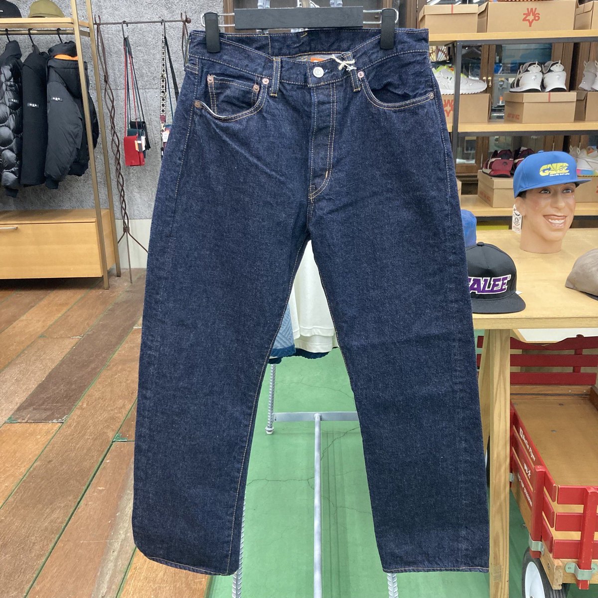 AmeproBaybrook's tweet photo. REMI RELIEF VINTAGEより1954年の501XXをアレンジすることなく忠実に再現したジーンズ、生地も1から製作したこだわりの1本です!!!
#baybrook #amepro #fashion #kumamoto #remirelief #ベイブルック #アメプロ #ファッション #熊本 #レミレリーフ https://t.co/KvJnklwXTv