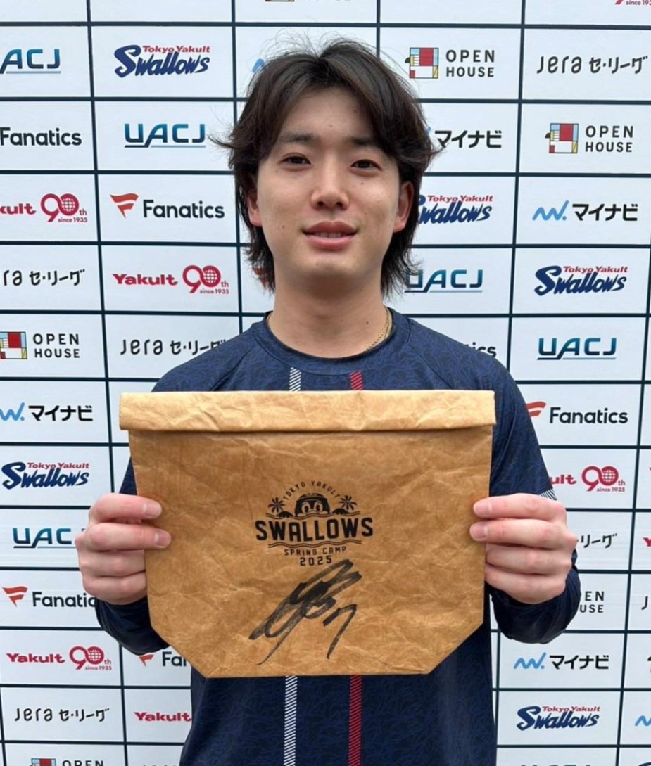 【春季キャンプ企画】
#スポニチ 読者の皆さんに連日、サイン入りキャンプグッズの #プレゼント です。
第２弾はヤクルト・ 長岡選手のサイン入りランチバッグ❕
希望者はこの投稿をリポスト＆フォローしてください。当選者にはＤＭで連絡します。
あす３日のスポニチ紙面にも応募方法を掲載します❕