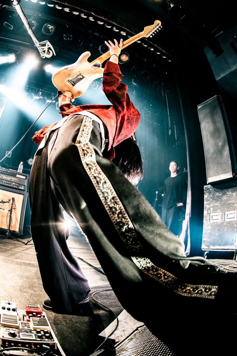 2YOU_MAGAZINE's tweet photo. 【でらロック速レポ】
Blue Mash

このまま彼らが大人になっても、大人になんかなれなくても、君のことと日々のことを、15歳のときに作った曲を、ずっと歌っていて欲しい。ライブハウスに孤独を持ち寄り集まる僕らのその孤独を抱きしめて欲しい。それが音楽に救われるということだから。

#でらロック https://t.co/qoFDsfGnZp
