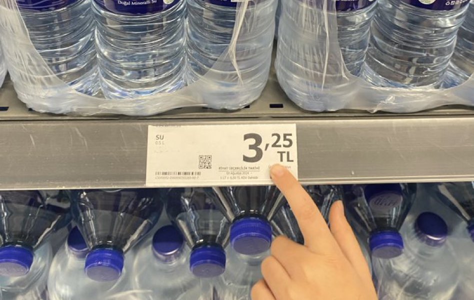 Geçen Üsküdar’da bir büfeden 2 su istedim. 60 lira istedi. “Bu ne biçim fiyat sizde hiç mi merhamet yok” deyince “Hadi kardeşim işimiz var” dedi. Diğerine sordum 30 lira bir diğerinde 20 lira markette ise 3,25. Su firmasından çıkışı tanesi 1 lira civarında.

Bu ülkenin temel