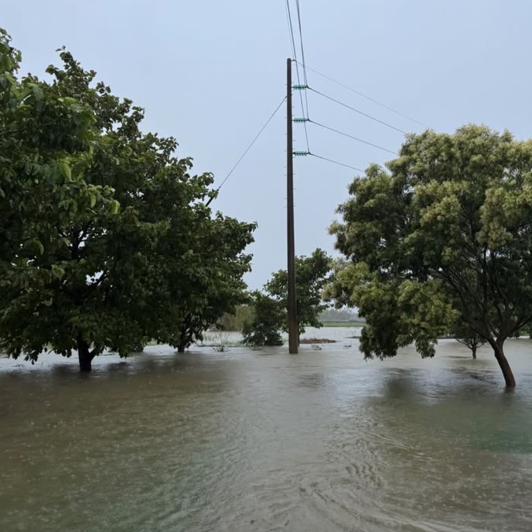 𝗡𝗤 𝗙𝗟𝗢𝗢𝗗𝗦: 9000+ Nth Qlders without power tonight due to severe weather/flooding. No restoration times until water recedes &amp; we can get to damage sites; then we'll update Outage Finder: bit.ly/4aGBlcK 
Stay safe:  tinyurl.com/3enwc3y4