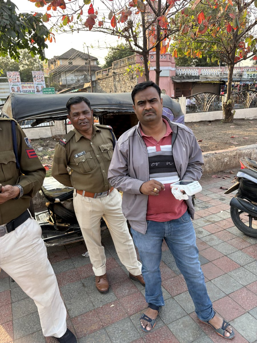 man_with__sense's tweet photo. Khandwa railway station par no parking k naam par chalaan kaate jaa re h magar wahan koi no parking ka na board lagaya gaya aur jo log challan kaat re h unke pass koi order ni h challan kaatne ka galat tareeke se paise liye jaa re h sirf cash me payment le rahe @RailMinIndia https://t.co/vxbxPWObi4