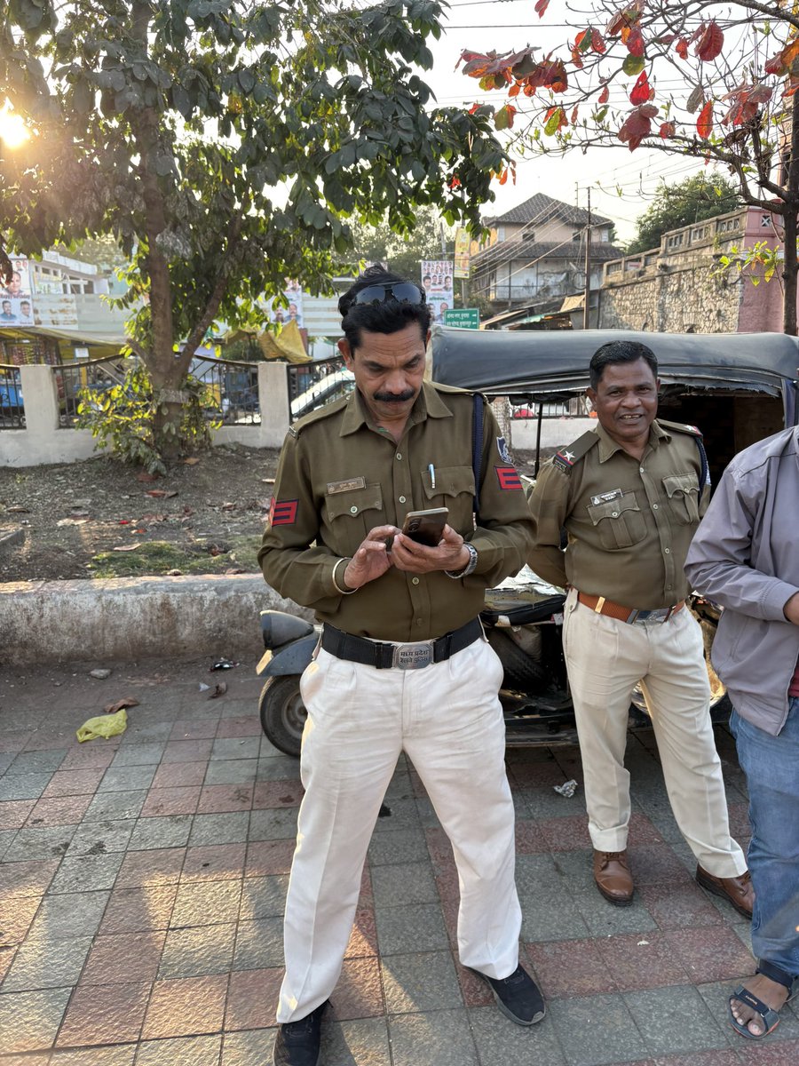 man_with__sense's tweet photo. Khandwa railway station par no parking k naam par chalaan kaate jaa re h magar wahan koi no parking ka na board lagaya gaya aur jo log challan kaat re h unke pass koi order ni h challan kaatne ka galat tareeke se paise liye jaa re h sirf cash me payment le rahe @RailMinIndia https://t.co/vxbxPWObi4