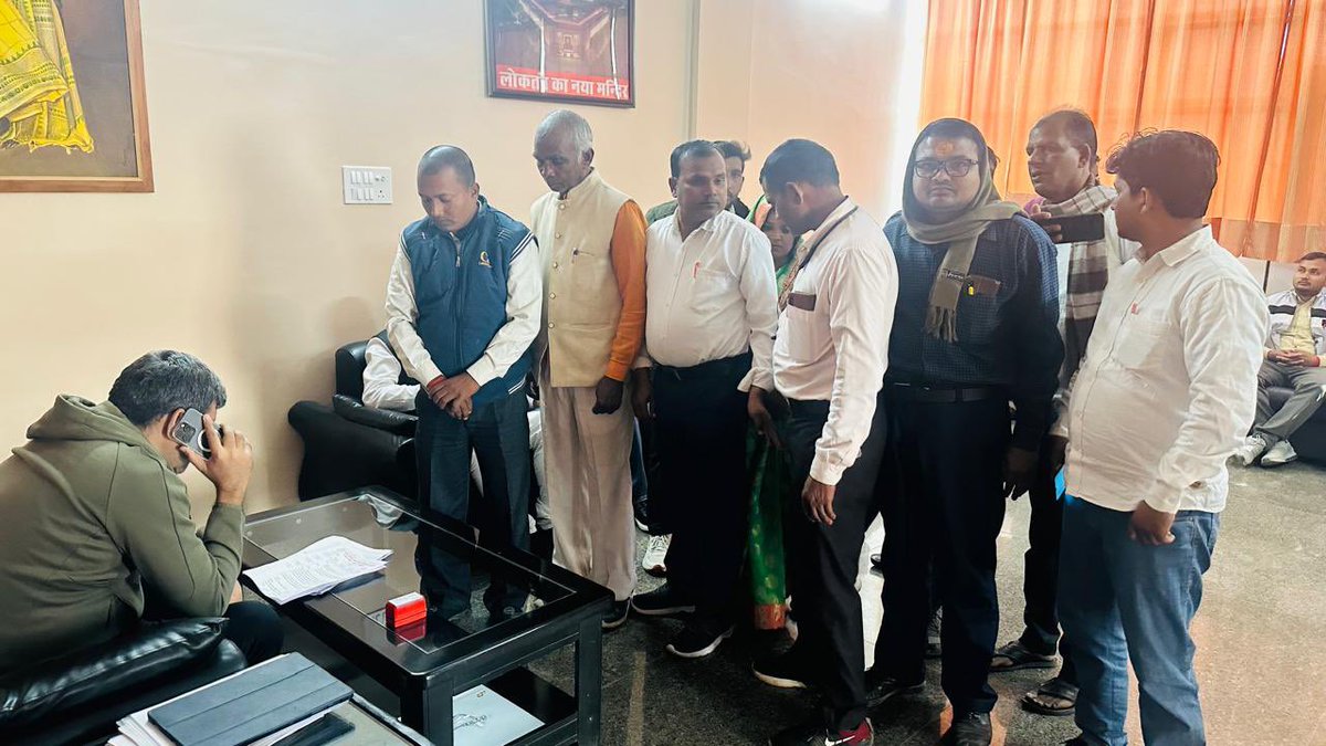 ErAshishSPatel's tweet photo. आज मिर्जापुर स्थित सरदार पटेल चौक भरूहना कार्यालय में NDA पदाधिकारियों एवं आम जनता की समस्याओं को सुना और त्वरित समाधान हेतु संबंधित अधिकारियों को आवश्यक निर्देश दिए।
जनकल्याण के प्रति हमारी प्रतिबद्धता अटूट है, हर समस्या का समाधान सुनिश्चित करना ही हमारा संकल्प है। https://t.co/ij5gplVlNP
