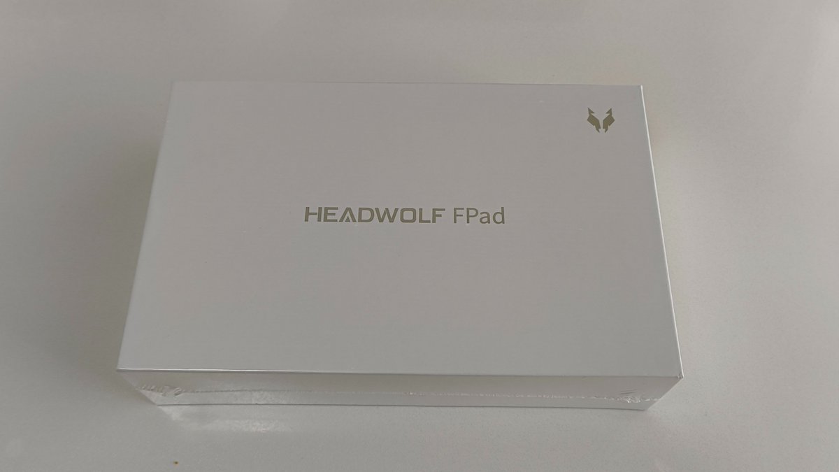 HobbyLab_KA's tweet image. FPad7予定通り2月2日に到着しました！
結構厚めの説明書、18W電源アダプタ、USB-CtoCケーブルが同梱されていました。USB-Cの18W電源アダプタが付属してるのは大変良心的かと思います。
#Headwolf #FPad7 #タブレット